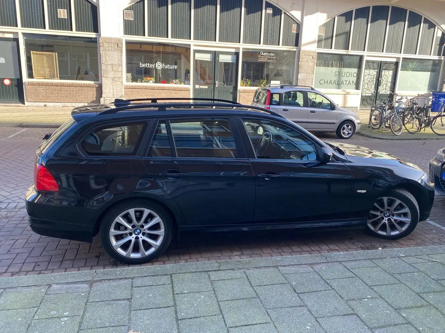 BMW 318 318i High Executive Zwart - 1