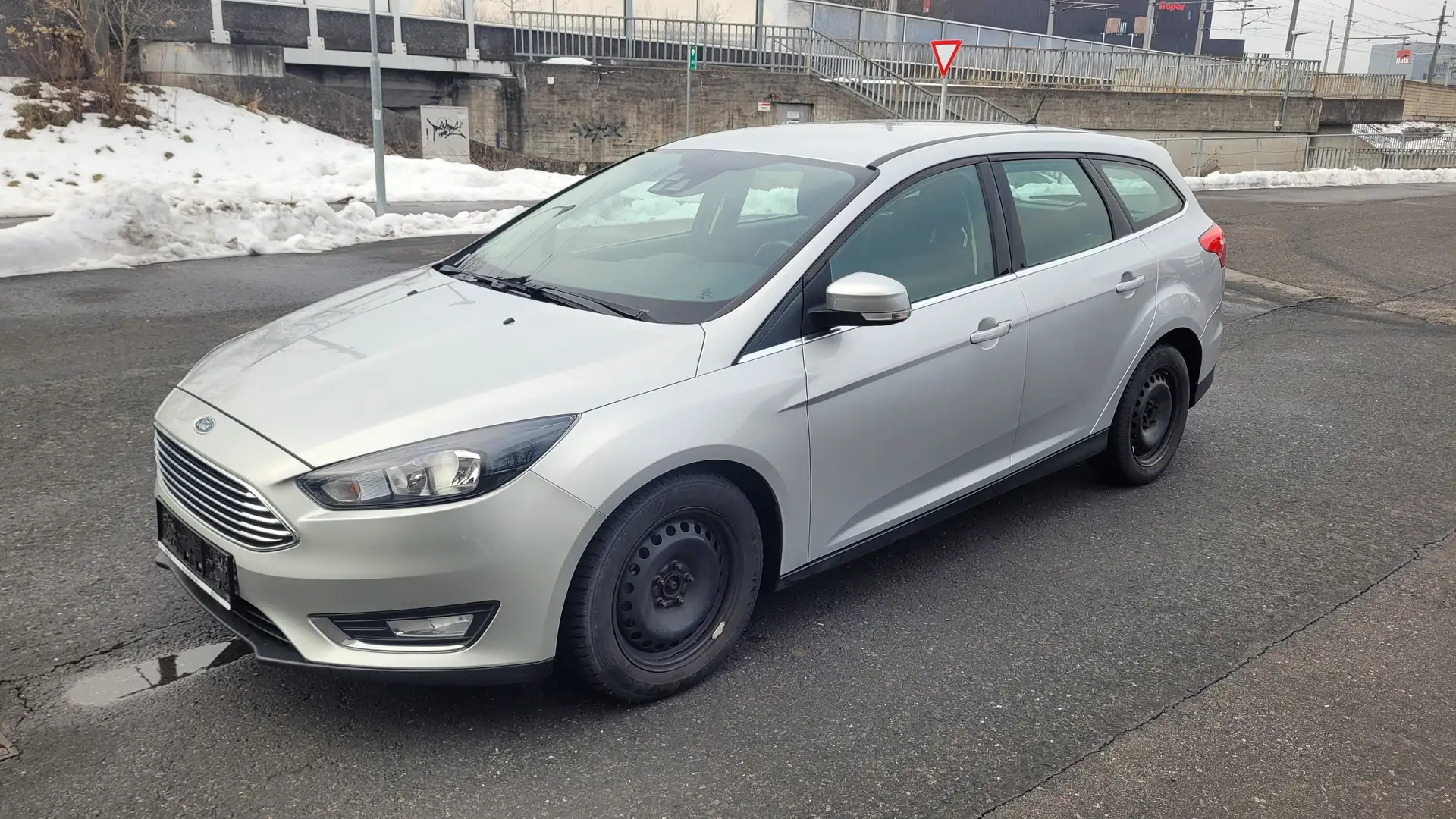 Ford Focus Focus Traveller 1,5 TDCi Titanium Titanium Silber - 1