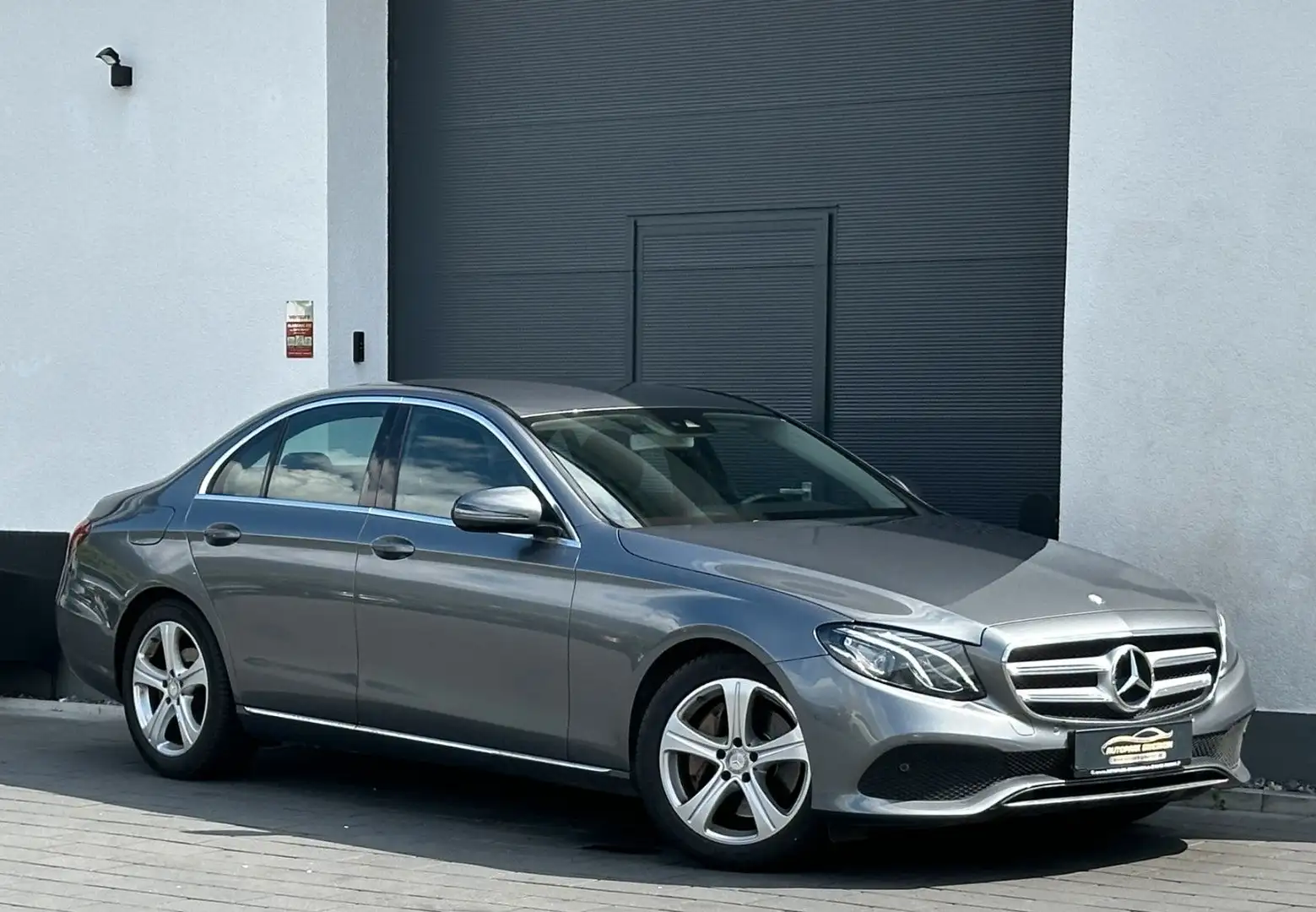 Mercedes-Benz E 200 Lim. 9G*AVANTGARDE*2HD*COMAND*KAMERA* Grau - 1