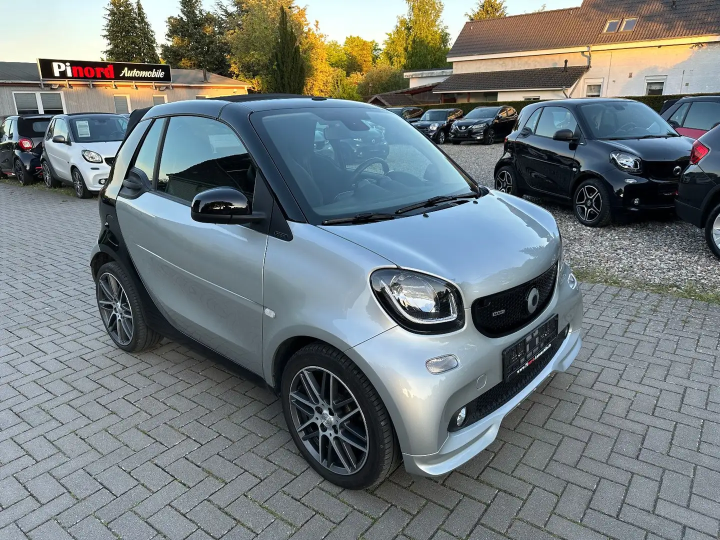 smart forTwo Cabrio Brabus Xclusive 109PS-LED-NAVI-KAM-JBL Argent - 1