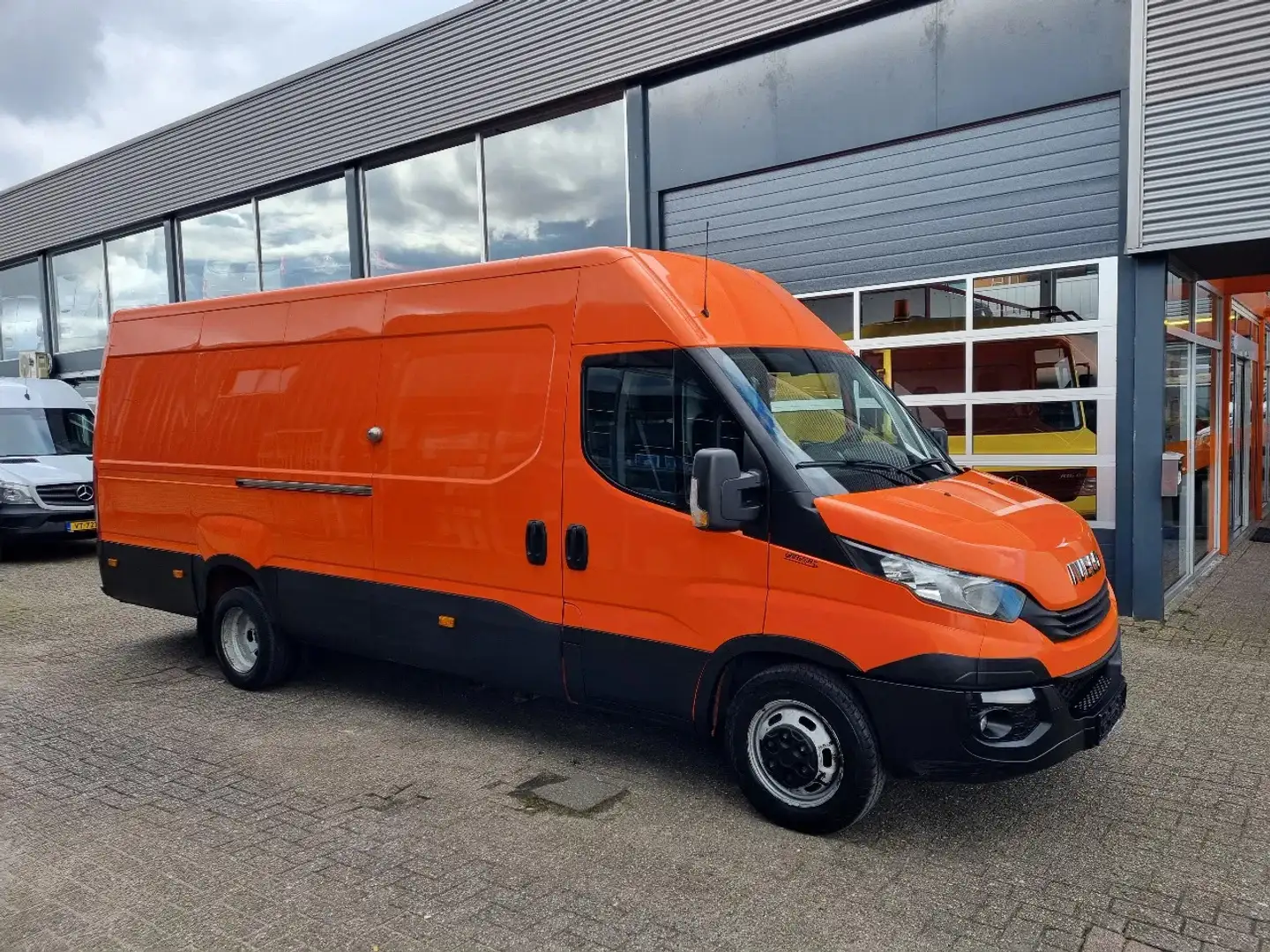 Iveco Daily 35C21 3.0 D L4H2 Hi-Matic Euro 6 Naranja - 1
