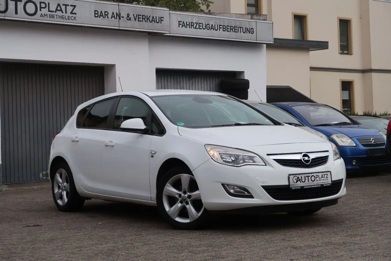 Opel Astra J 1.4 Lim. 150 Jahre Opel *KLIMA *TEMPOMAT Weiß - 1