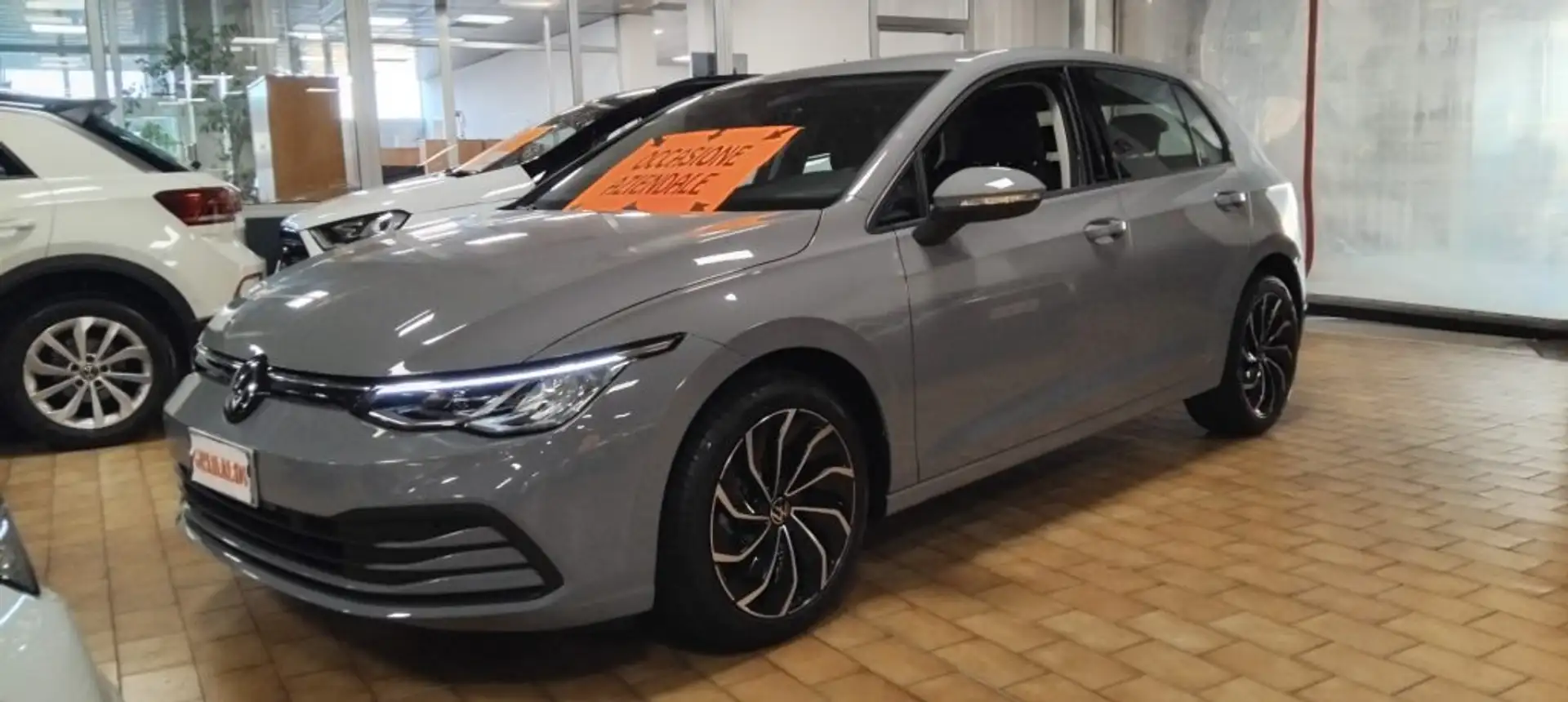 Volkswagen Golf 1.0 eTSI EVO DSG Life 17" MHEV Grigio - 1