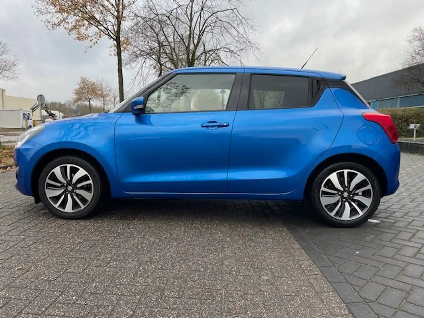Suzuki Swift 1.0 HYBRID 111 PS Bleu - 2