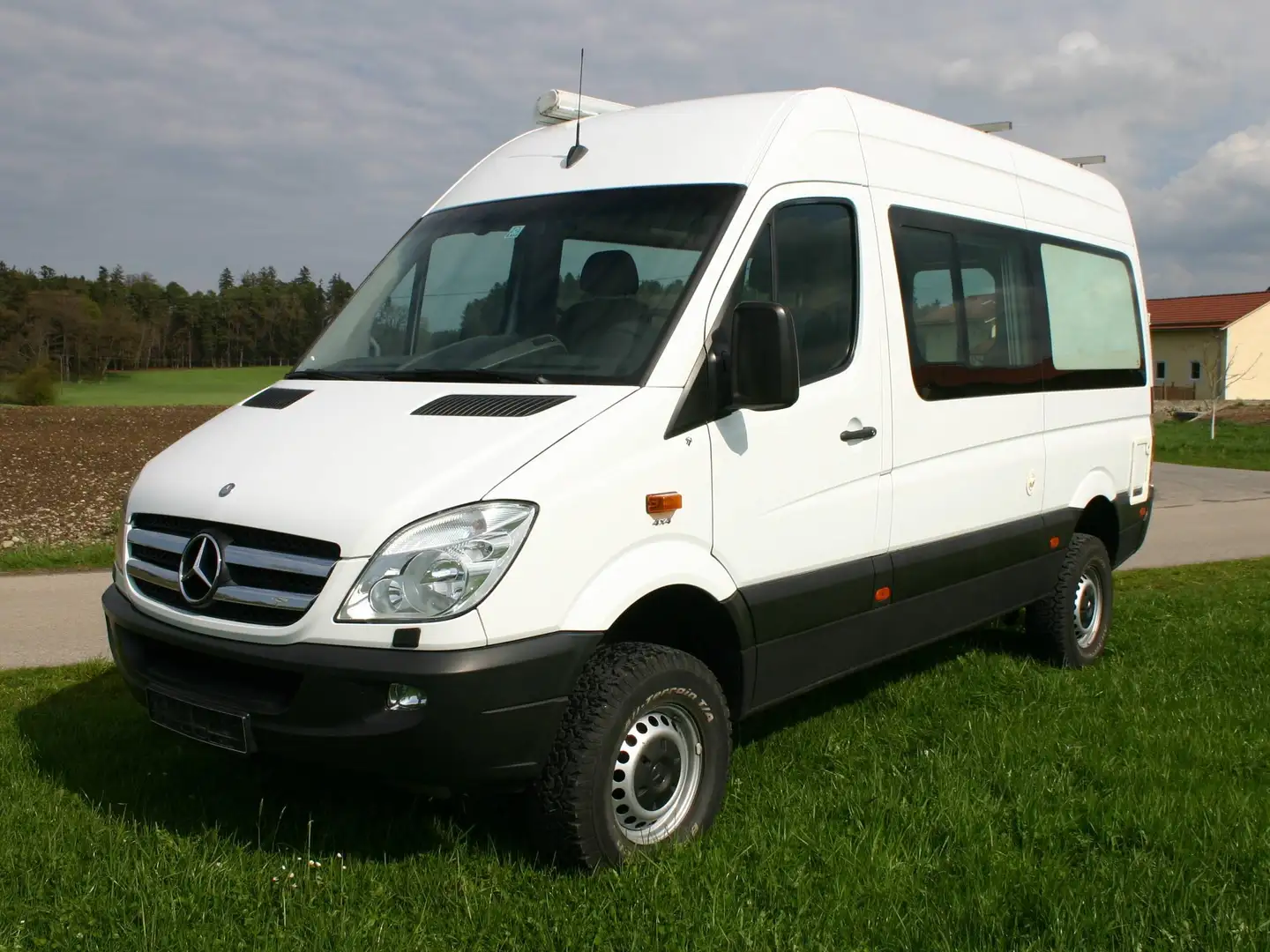 Caravans-Wohnm Mercedes-Benz 315 CDI Sprinter 4x4 Wohnmobil als PKW-Zulassung, mit L2H2, ZG4 MS-Sperre, AHK, Geländefahrzeug mit 4 Schlafplätzen Weiß - 1