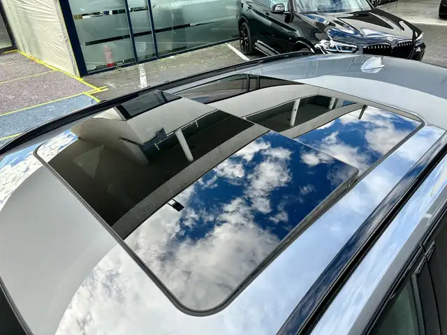 BMW 3 Series view 11