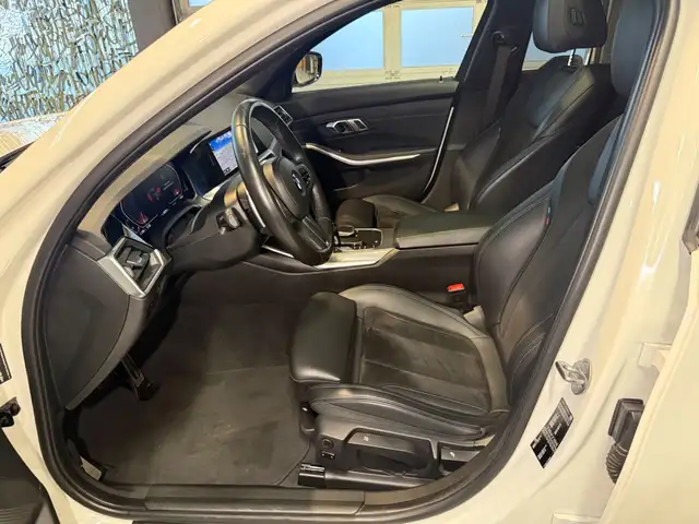 BMW 3 Series view 11