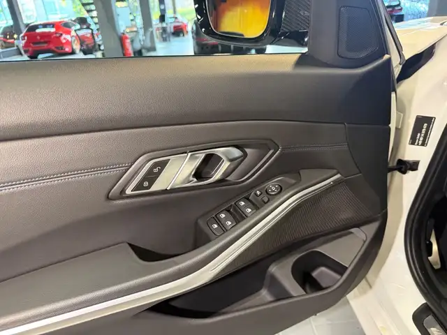 BMW 3 Series view 16