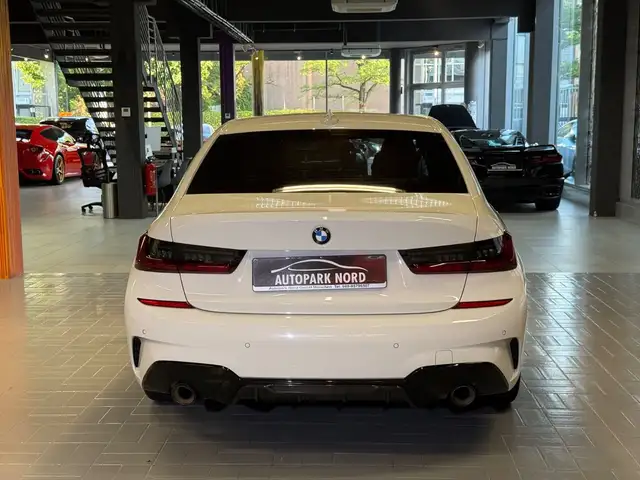 BMW 3 Series view 5