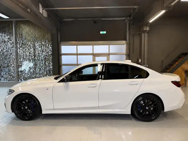 BMW 3 Series view 4