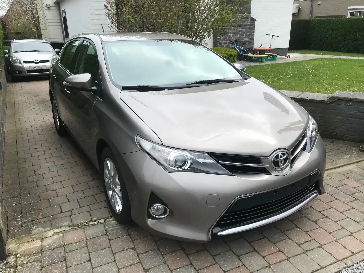 Toyota Auris 1.33i VVT-i ACTIVE GPS CAMERA Bruin - 2
