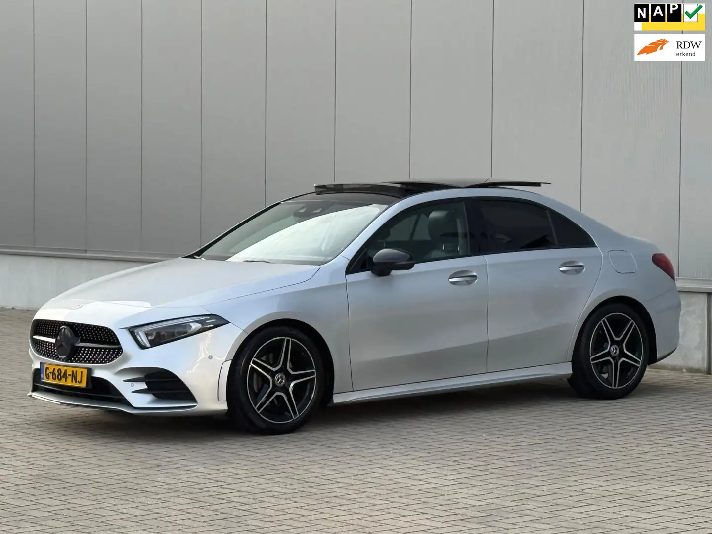 Mercedes-Benz A 200 A200 AMG NAP PANO BTW VOL OPTIES Grijs - 1