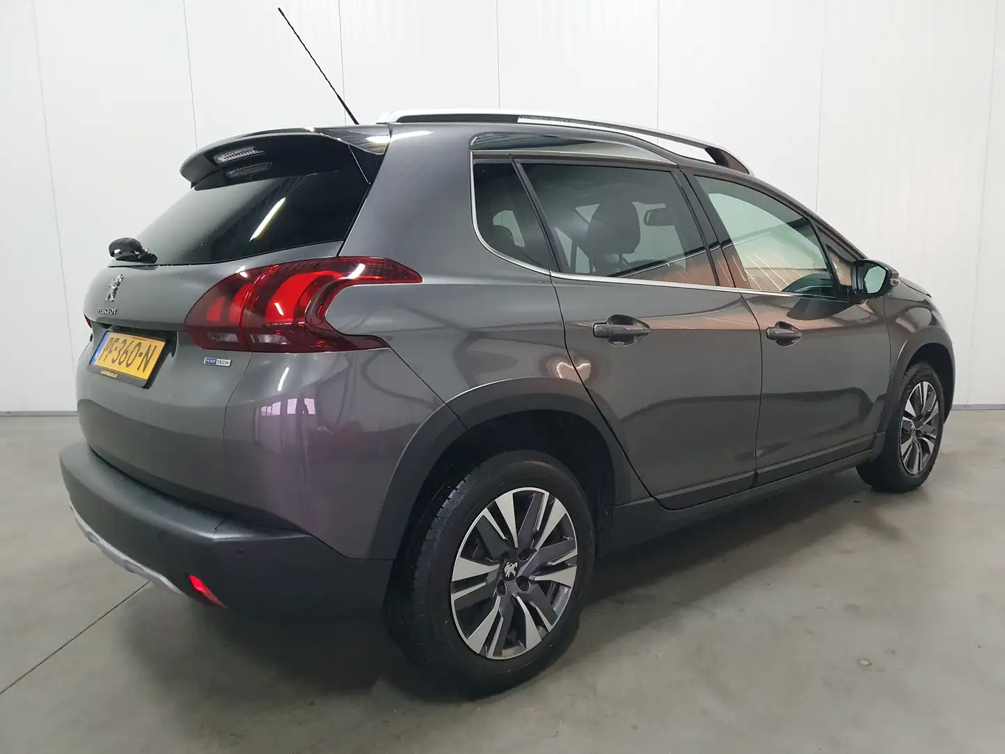 Peugeot 2008 1.2 PureTech Allure PANO/NAVI/PDC/CRUISE/LMV Grijs - 2