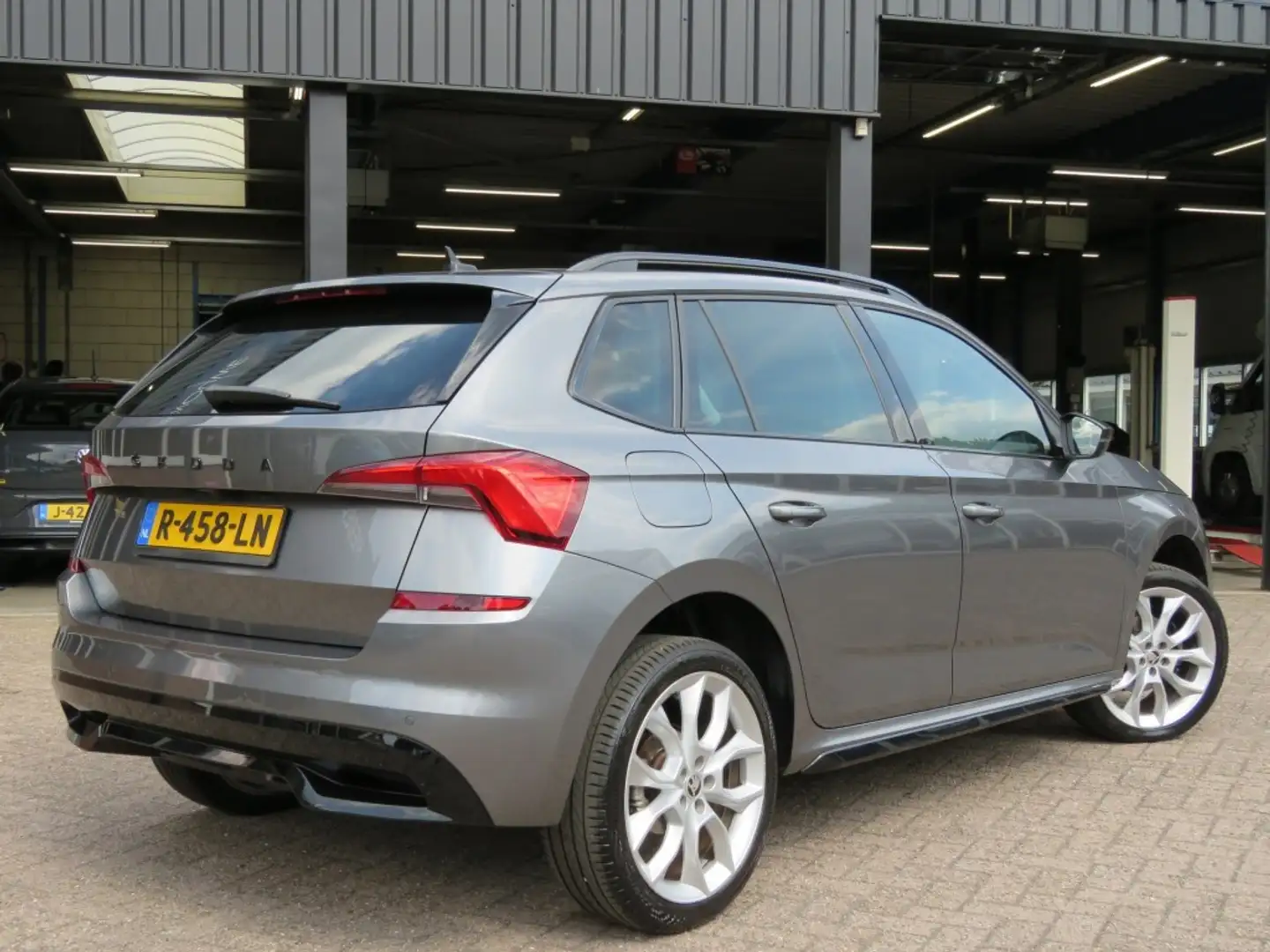 Skoda Kamiq 1.0 TSI  110pk SPORT BNS / Camera /  Stoelverw / L Grijs - 2