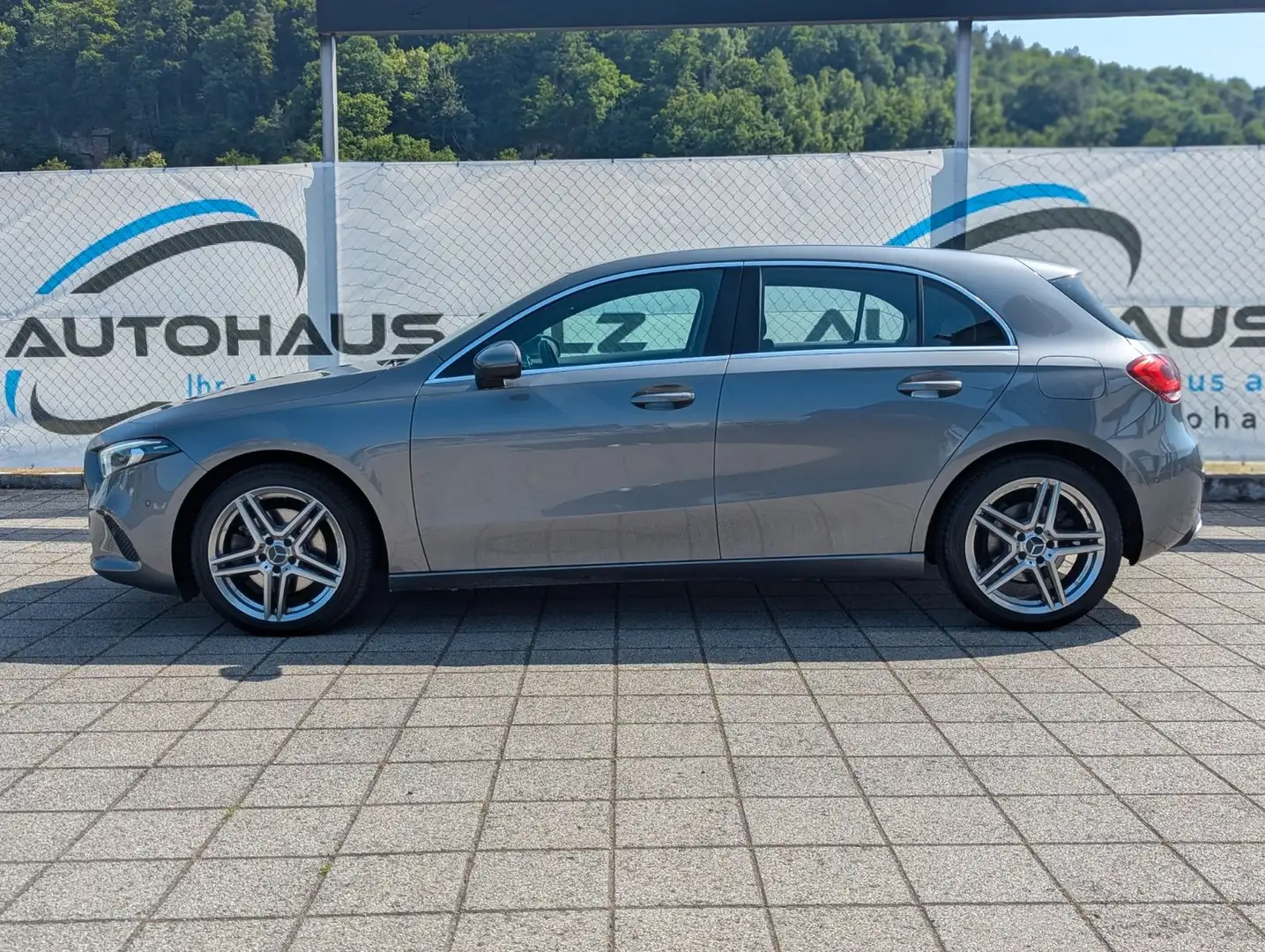 Mercedes-Benz A 220 A -Klasse*MBUX*LED*Autom.*Kamera*Navi*18" Gris - 2