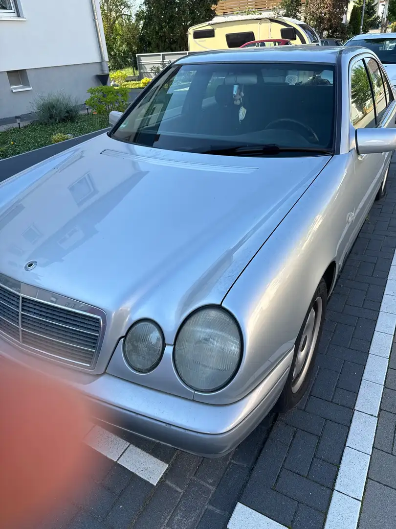 Mercedes-Benz E 230 Classic Silber - 1