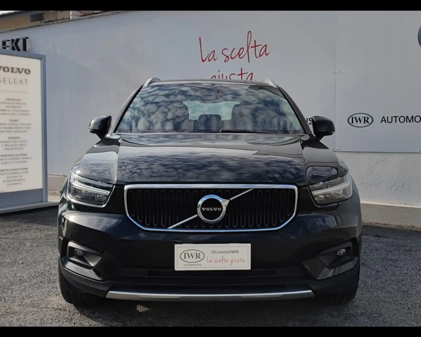 Volvo XC40 (2017-->) - XC40 T3 Momentum Pro Schwarz - 2