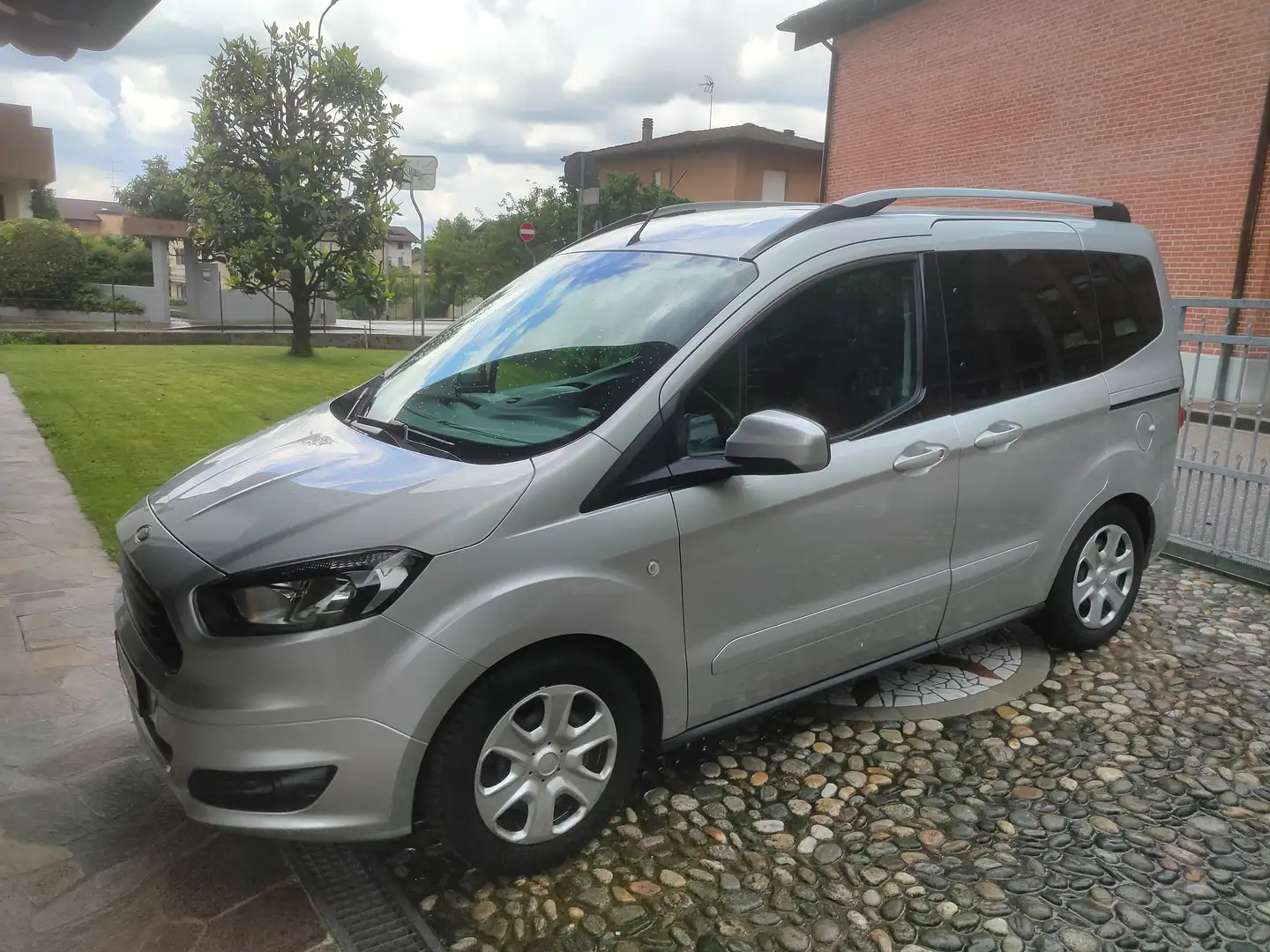 Ford Tourneo courier plus Срібний - 2