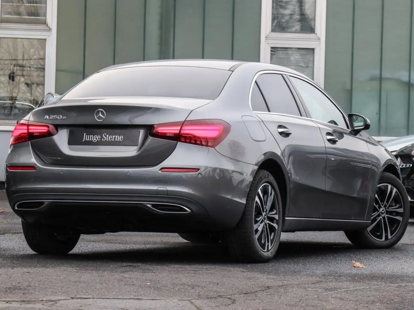 Mercedes-Benz A 250 e Limo Progressive/Pano/AHK/Memo/Distr/Cam Grau - 2