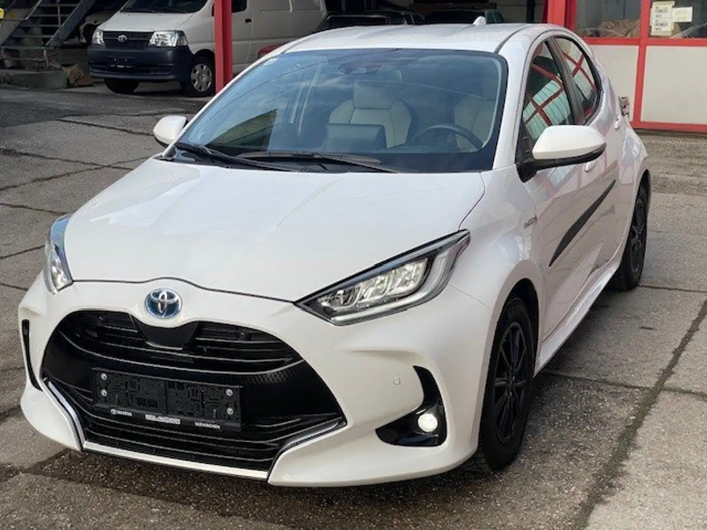 Toyota Yaris Lounge 1,5 VVT-i Hybrid Weiß - 1