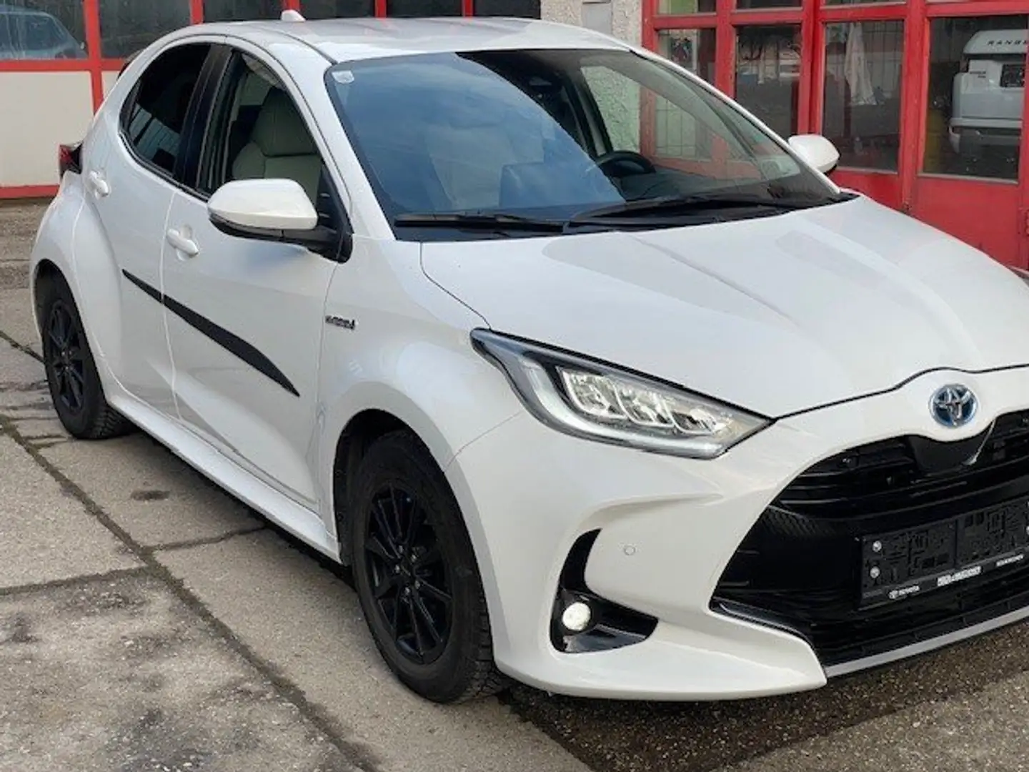Toyota Yaris Lounge 1,5 VVT-i Hybrid Weiß - 2