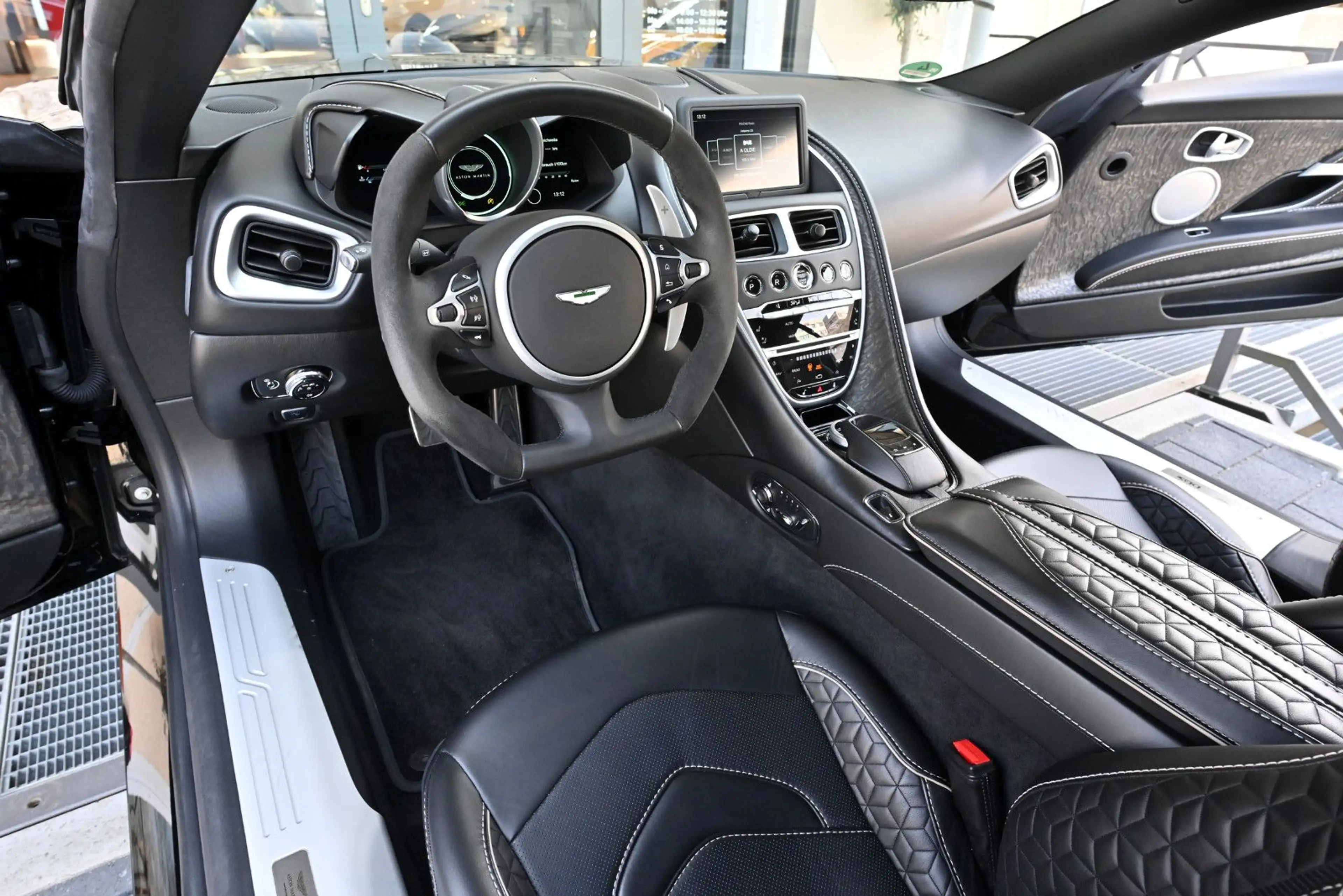 Aston Martin DBS /Carbonpaket Innen&Außen/SH&SL/1a/1.HD — photo 3