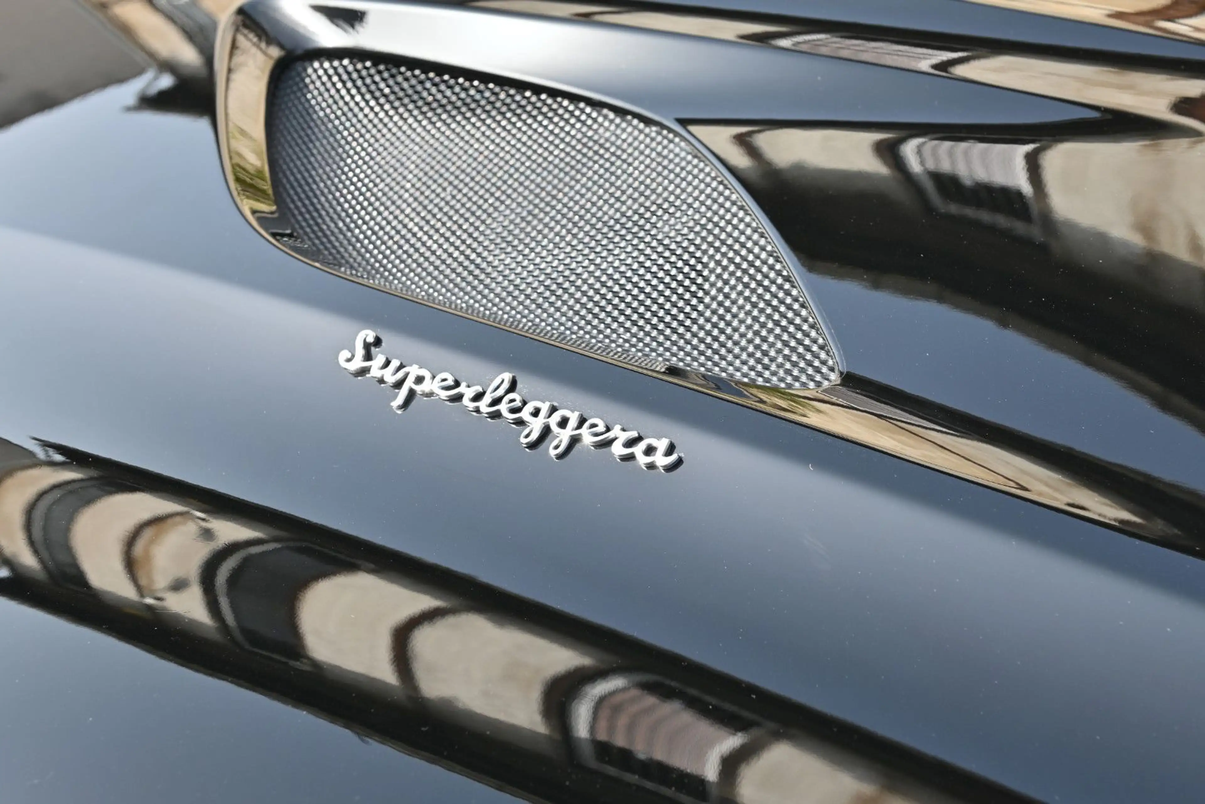 Aston Martin DBS /Carbonpaket Innen&Außen/SH&SL/1a/1.HD — photo 4
