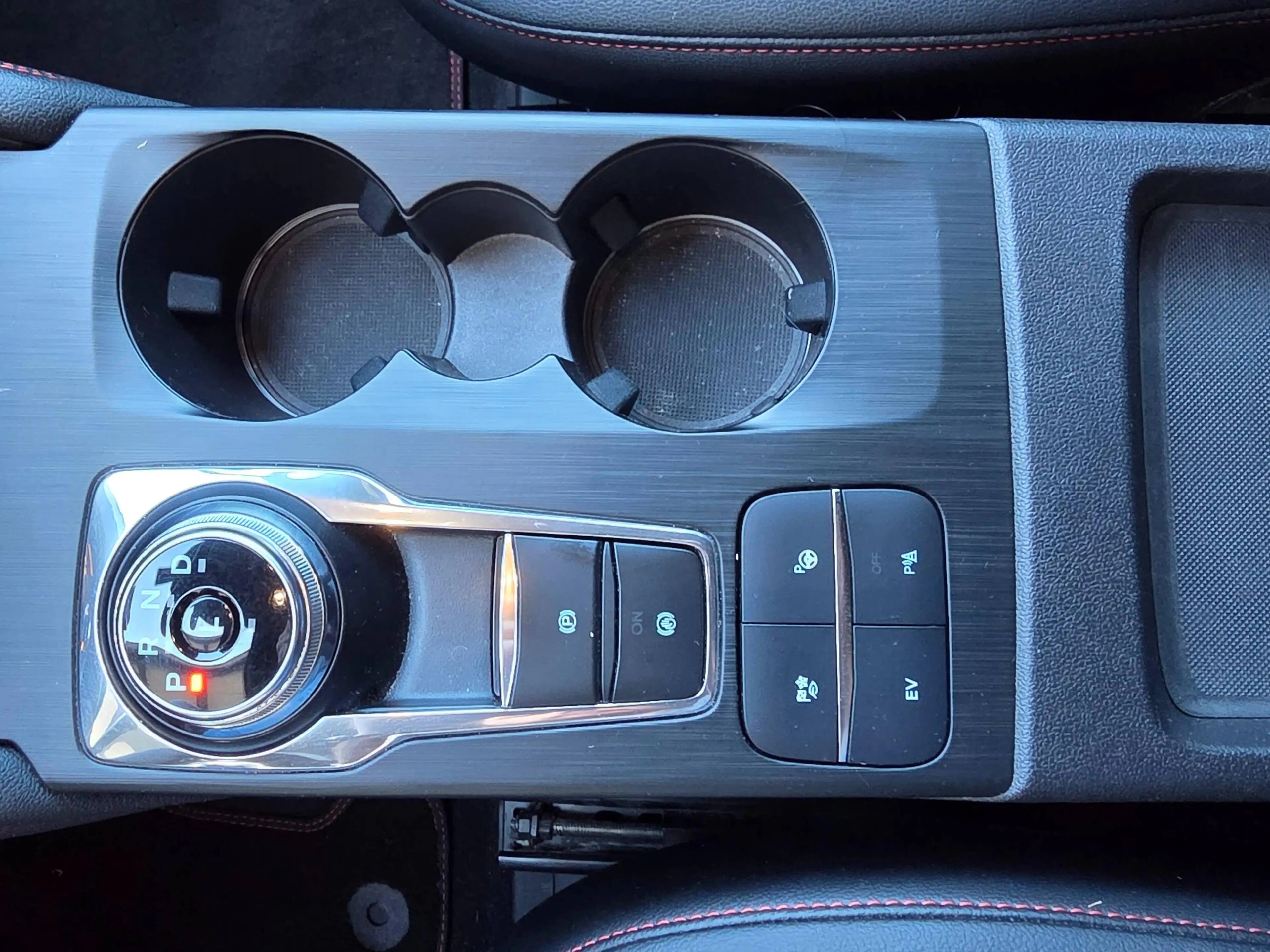 Ford Kuga Plug-In Hybrid ST-Line X — photo 15