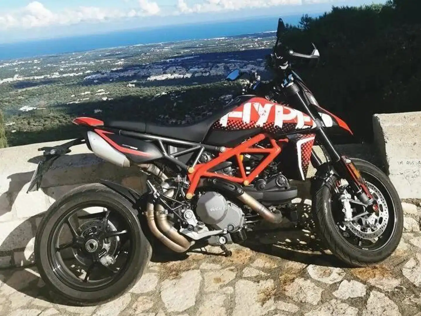 Ducati Hypermotard 950 crvena - 1