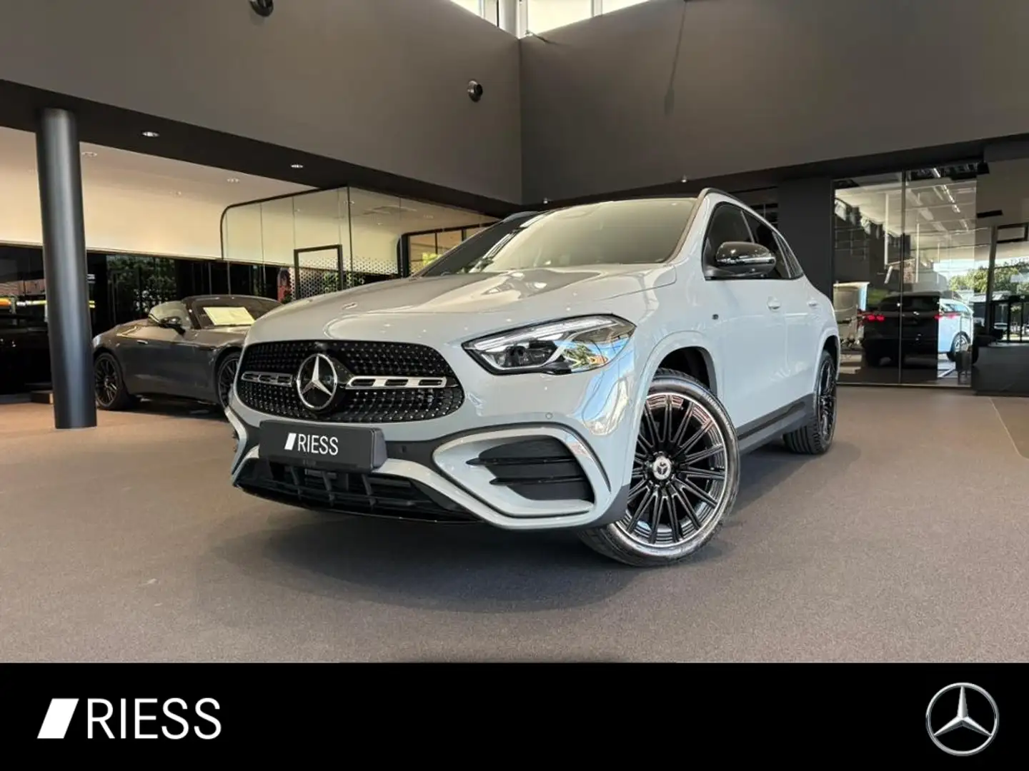 Mercedes-Benz GLA 250 e AMG+PANO+AHK+DISTR+MULTIBEAM+KEYL+MEM+ Grau - 1