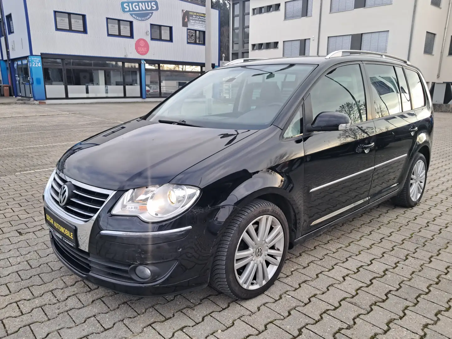 Volkswagen Touran Highline-7 sitzer-Vollleder-Automatik- Schwarz - 2