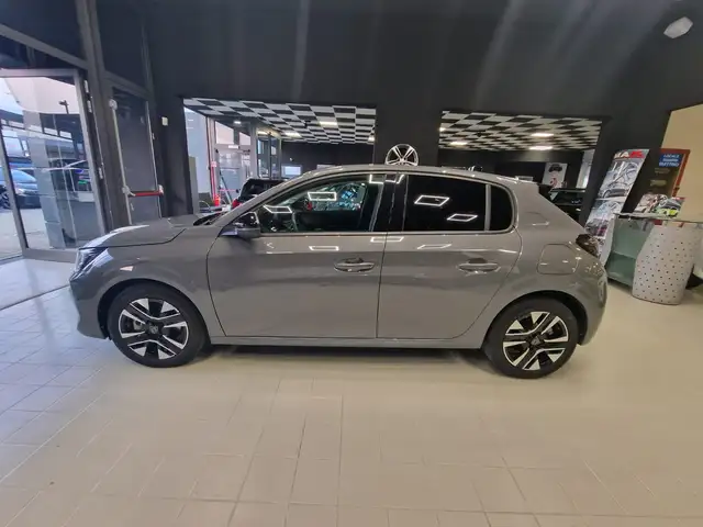 Peugeot 208 view 4
