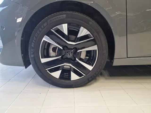 Peugeot 208 view 9