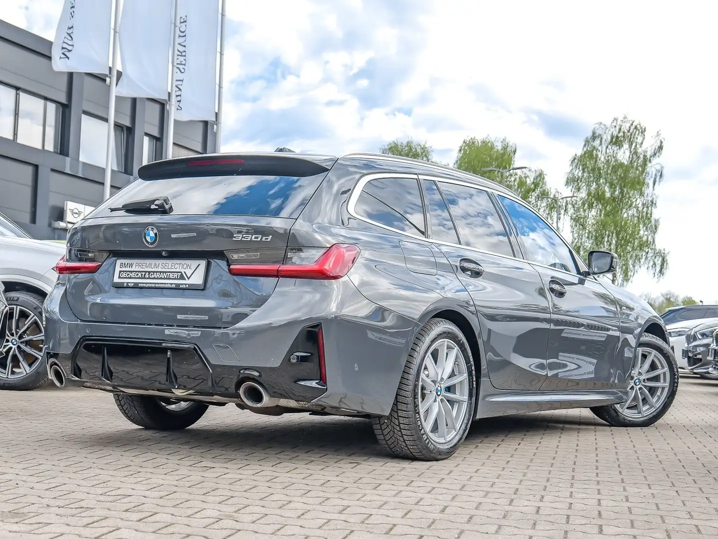 BMW 330 d Touring M Sport HUD PANO ACC AHK RFK NAVI Grau - 2