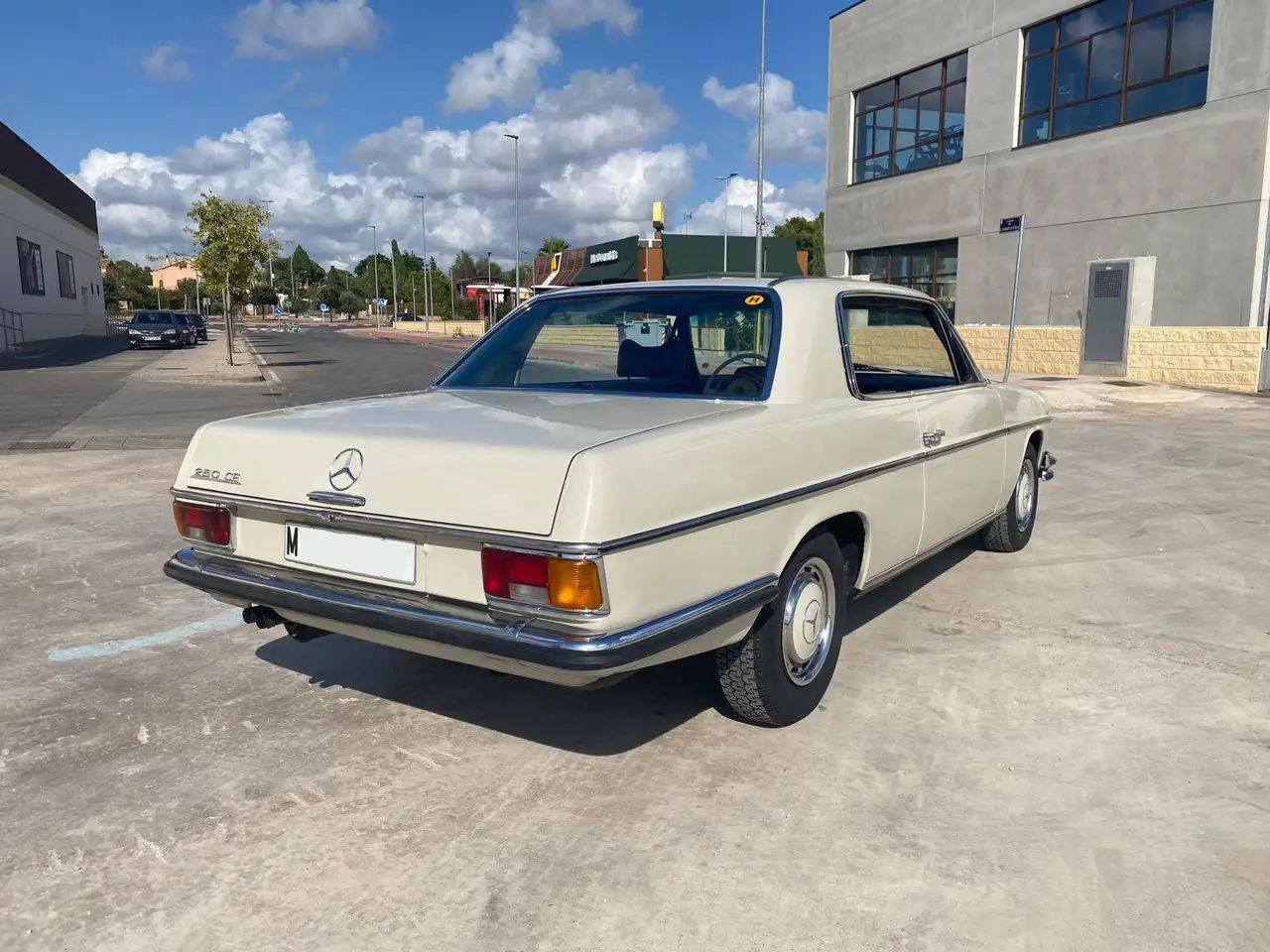 Mercedes-Benz W 114/115 Strich-Acht 250CE, foto 3