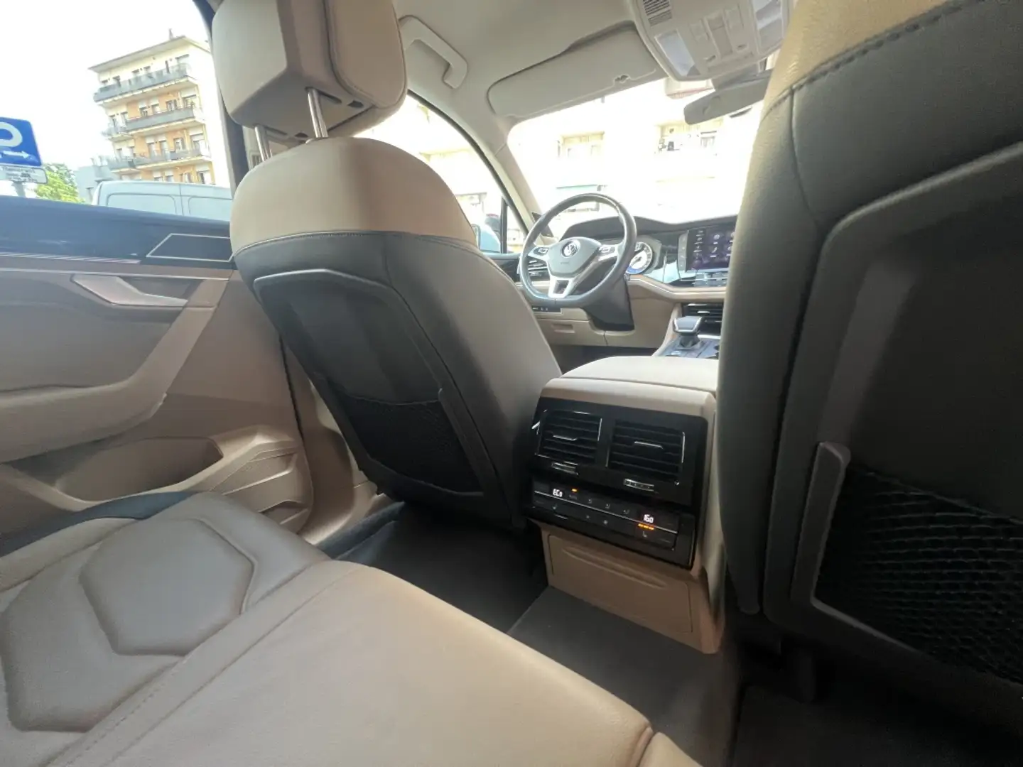Volkswagen Touareg 3.0TDI V6 R-Line Tiptronic 4Motion 210kW Zilver - 2
