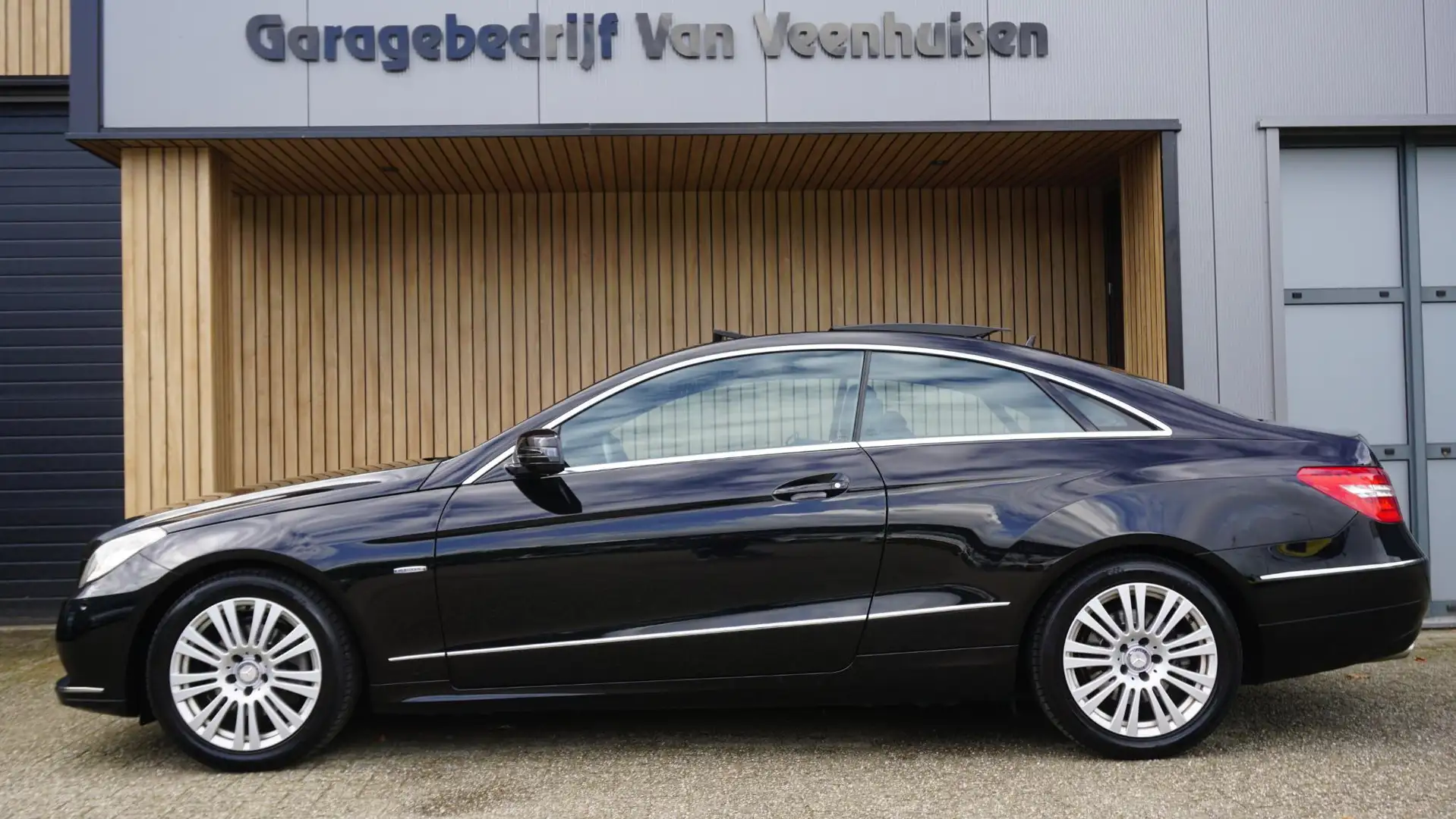Mercedes-Benz E 200 Coupé CGI 184pk Elegance Pano.Dak Trekhaak 17inch Zwart - 2