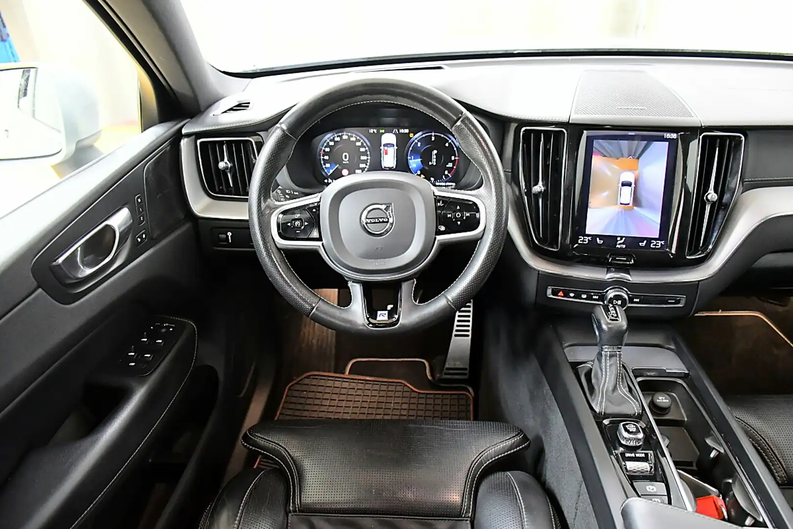 Volvo XC60 D4 R-Design AWD Geartronic Grau - 2