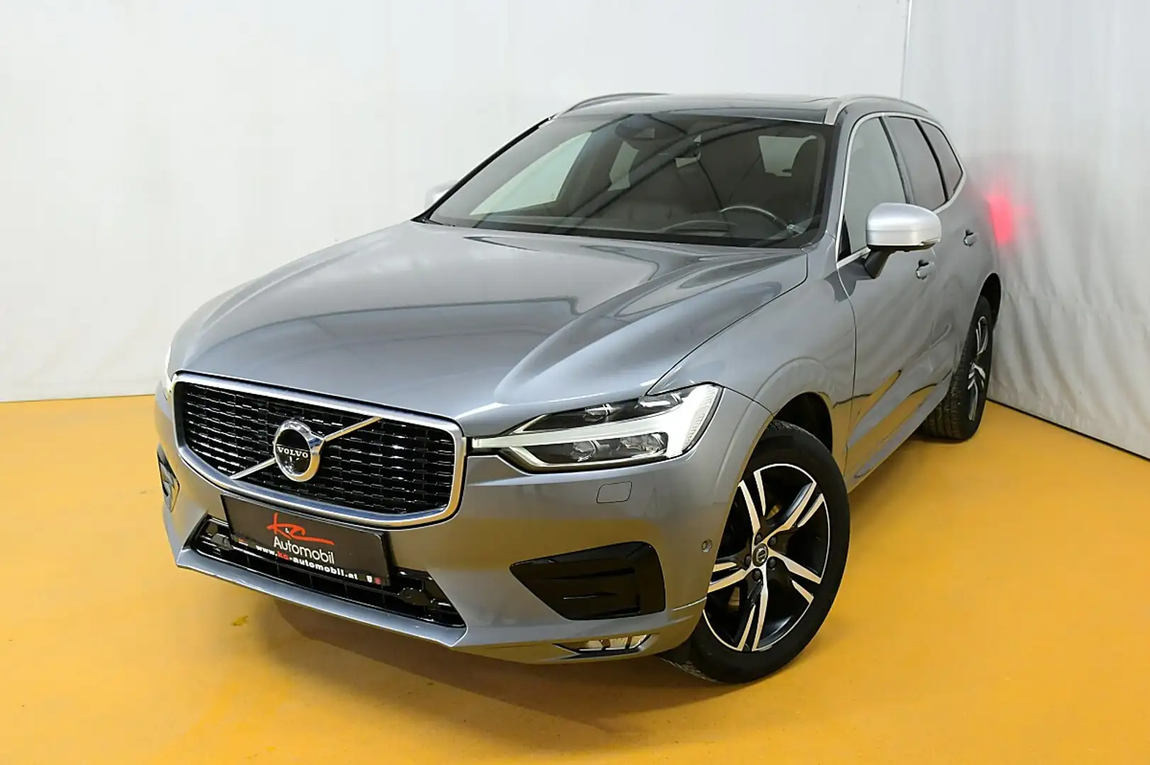 Volvo XC60 D4 R-Design AWD Geartronic Grau - 1