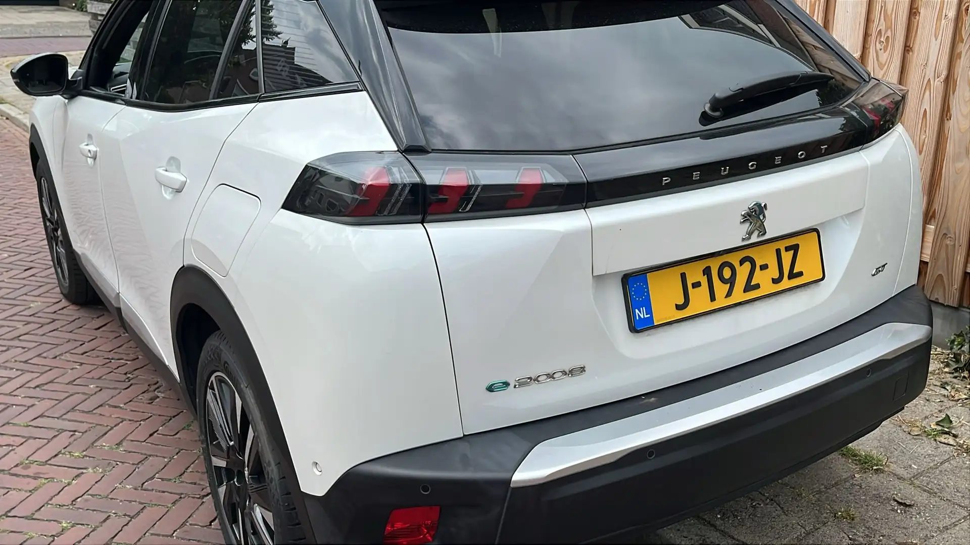 Peugeot e-2008 EV GT 50 kWh | Achterbank in delen neerklapbaar | Wit - 2