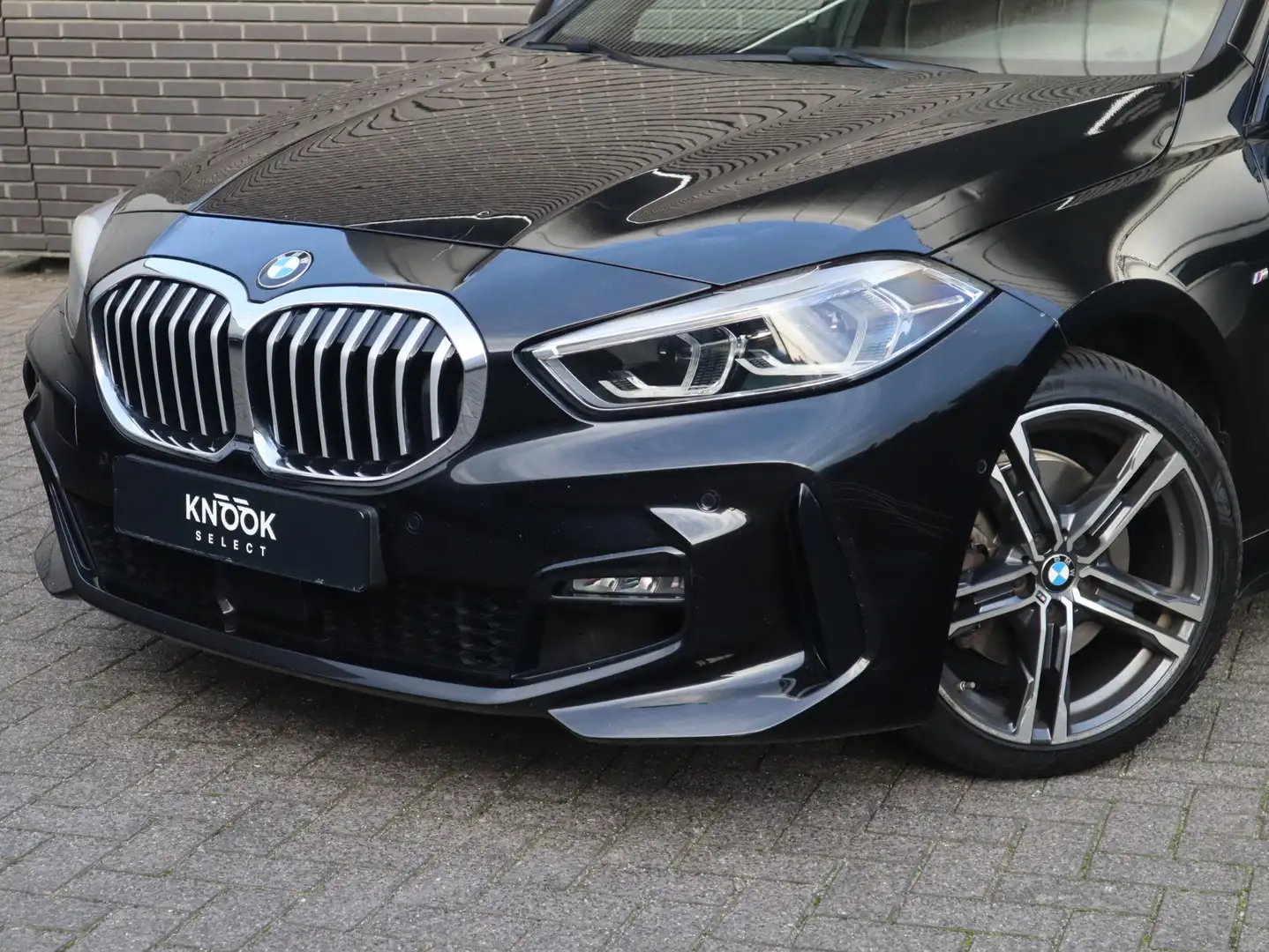 BMW 118 1-serie 118i Executive M Sport Pakket Automaat / L Zwart - 2