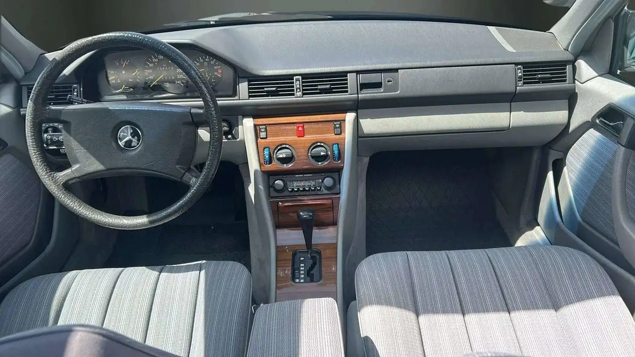 Mercedes-Benz E 260 OLDTIMER H-KENNZEICHEN+SCHECKHEFT+ESSD+TEM, foto 11