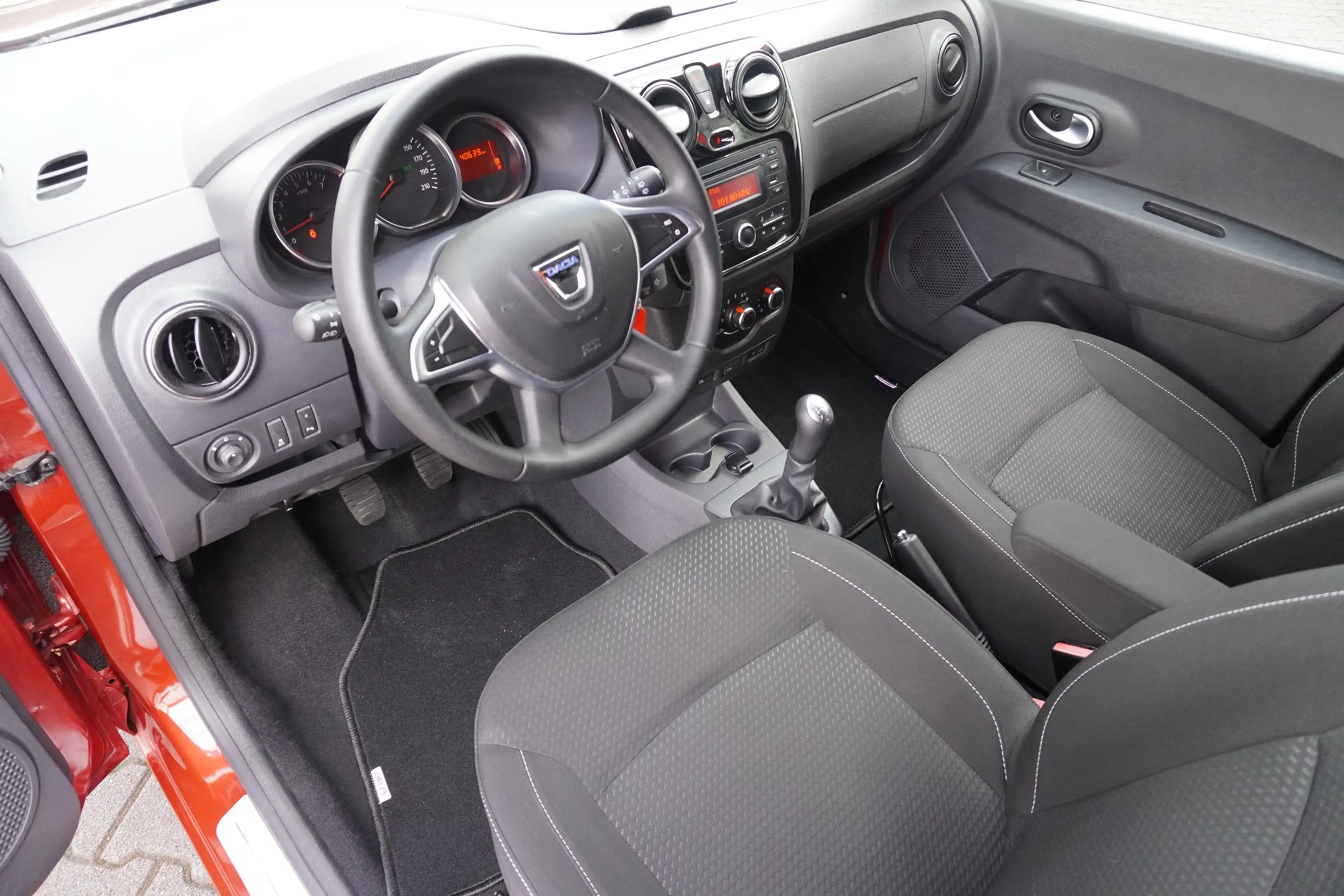 Dacia Lodgy 1.6 SCe Comfort Tempomat AHK PDC Klima USB — photo 10