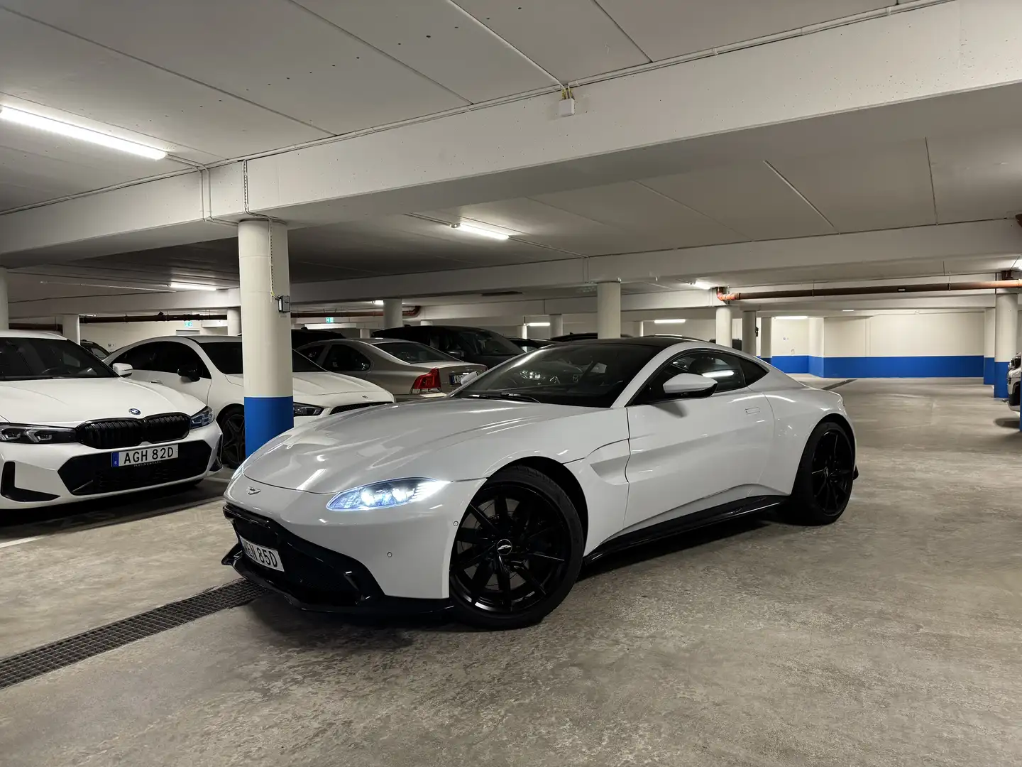 Aston Martin Vantage White Morning Frost V8 4.0 510hp - 2