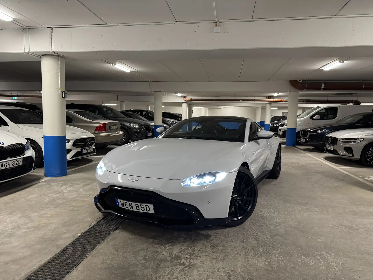 Aston Martin Vantage White Morning Frost V8 4.0 510hp - 1