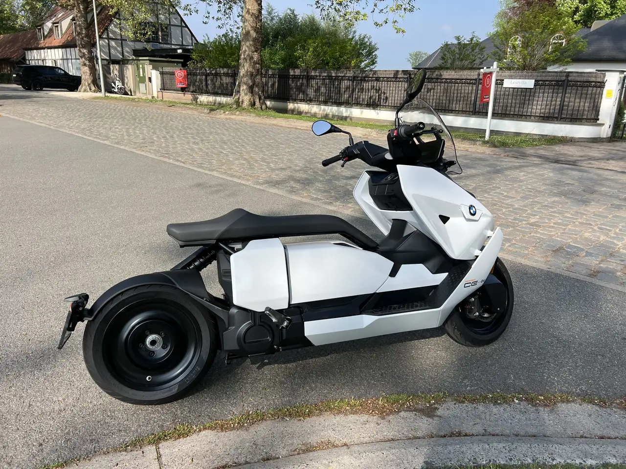 BMW CE 04