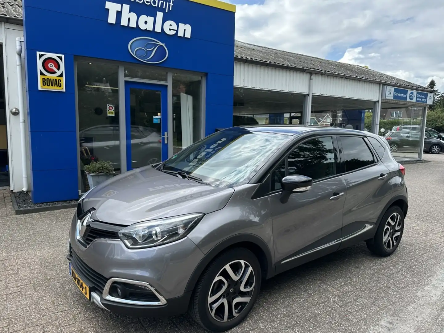 Renault Captur 1.2 TCe Xmod Grijs - 1