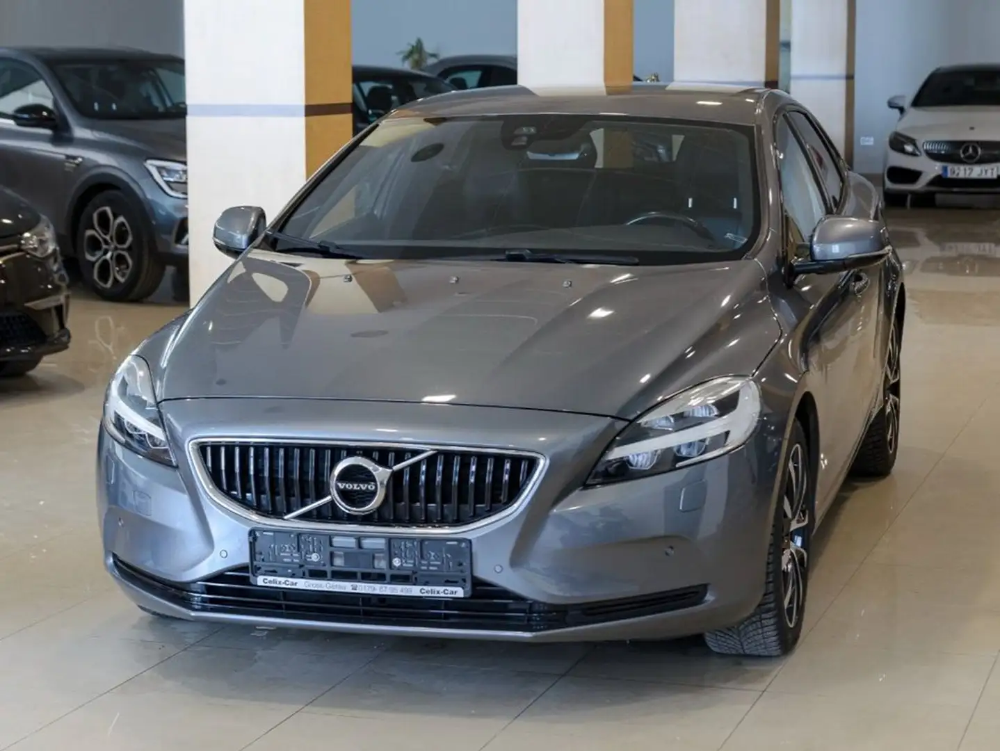 Volvo V40 D3 Momentum Aut. 150 Gris - 1