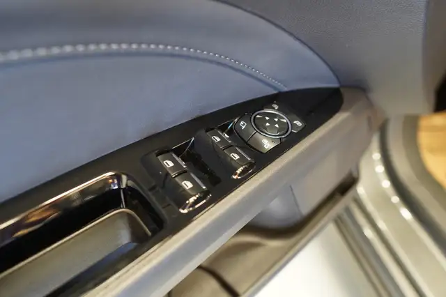 Ford Mondeo view 15