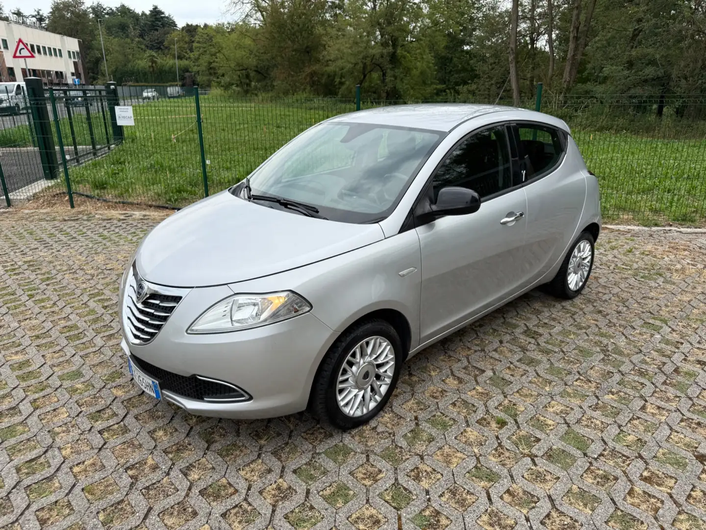 Lancia Ypsilon Ypsilon 0.9 TwinAir 85 CV 5P S&S DFN Automatik Pla Silber - 1